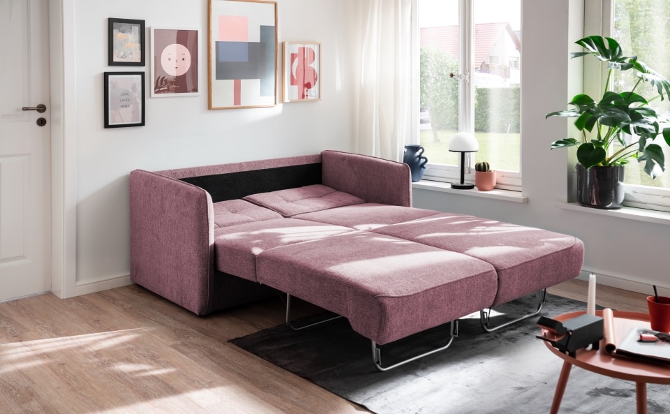 Benformato_Milano_2F_9755-5 Brombeerfarbenes Sofa Milano: Eleganz im Home & Living