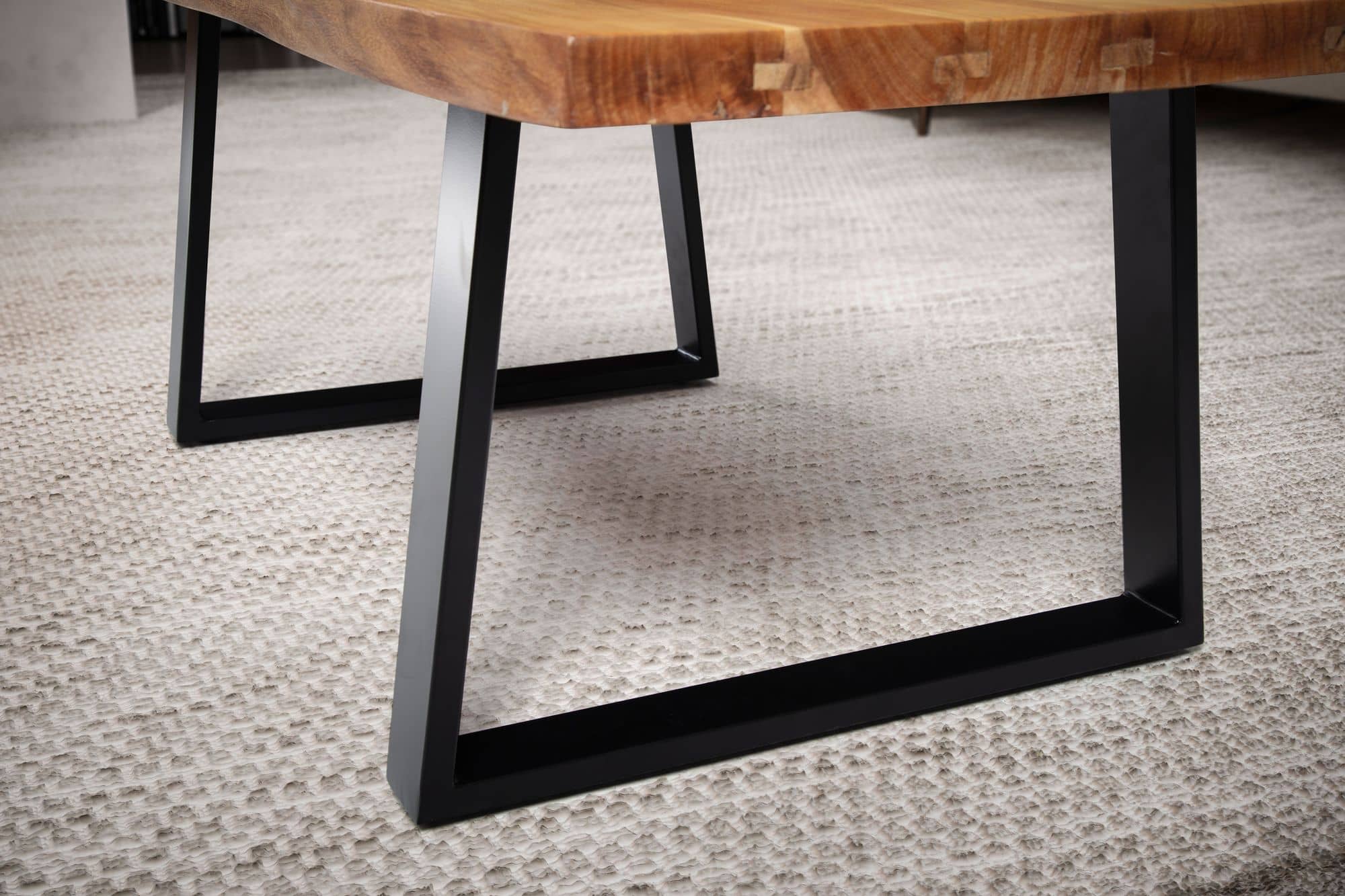 Couchtisch 120x60x46 cm Akazie Massivholz / Metall Baumkante Couchtisch 120x60x46 cm Akazie Massivholz / Metall Baumkante