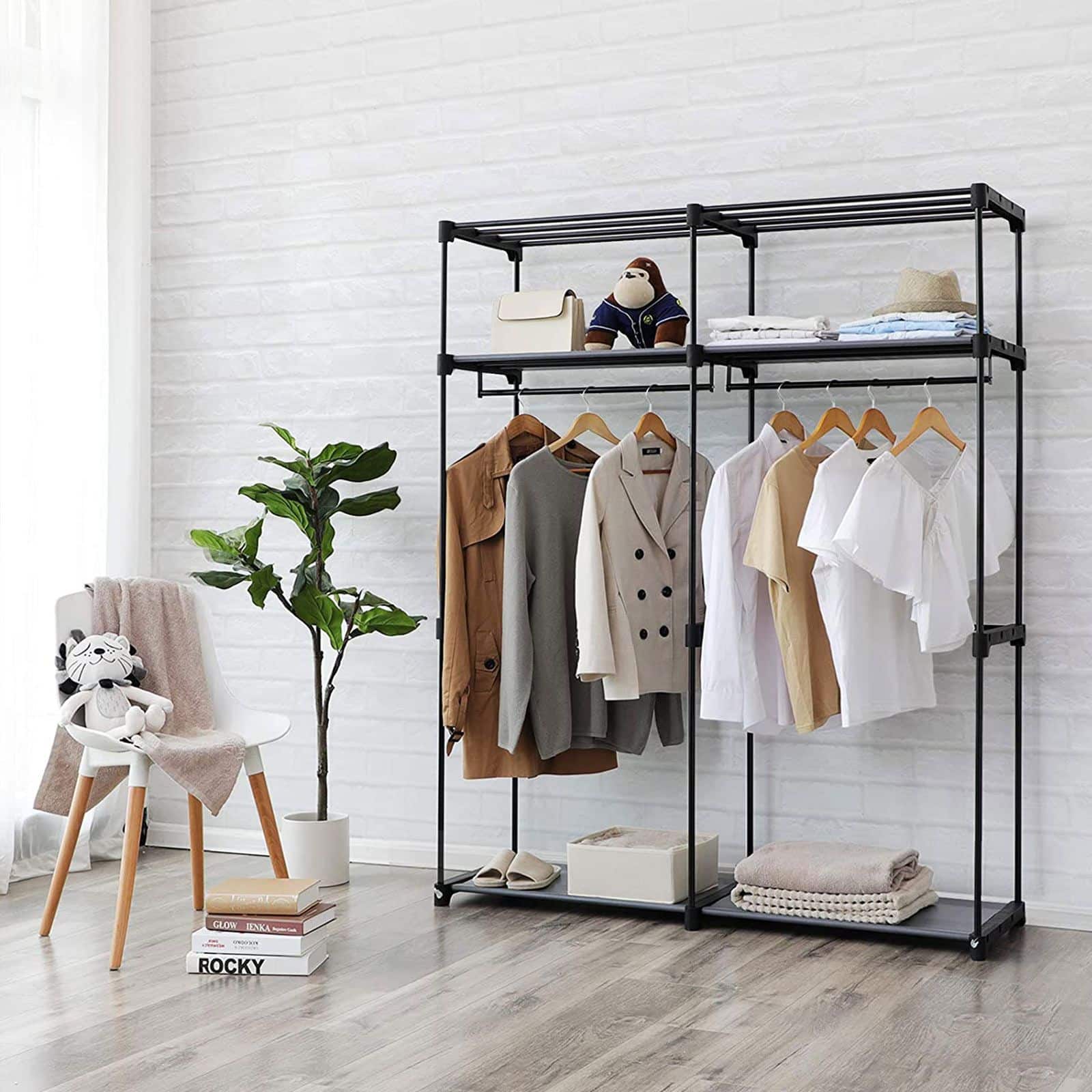 Stoffschrank mit Kleiderstangen