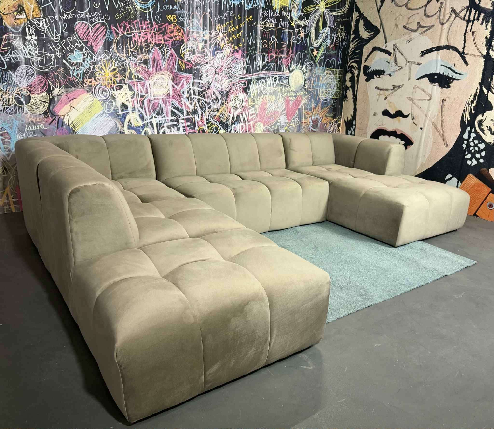 Wohnlandschaft New York Taupe Samtvelours von Myhomelando | Fotomodell