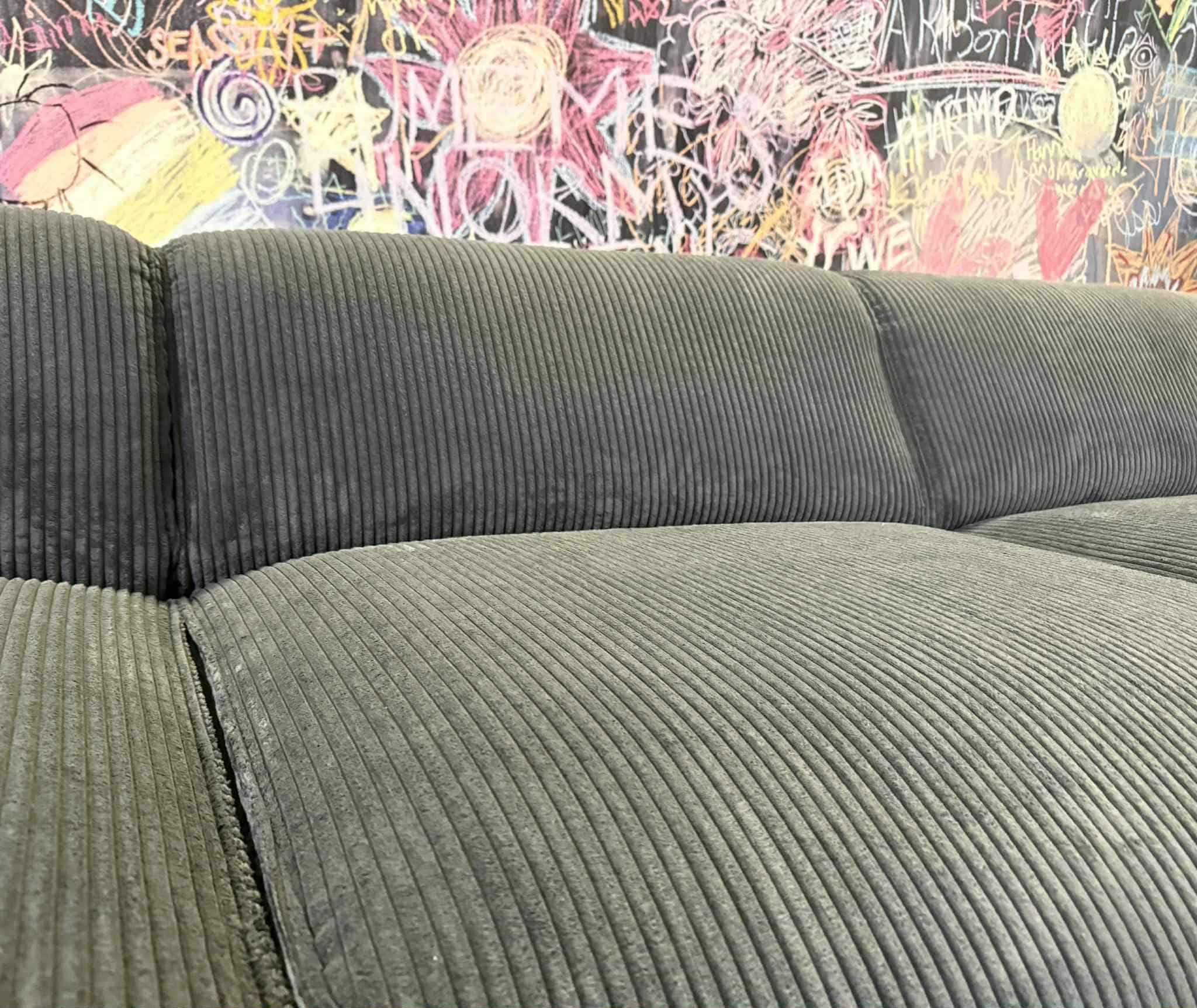 Wohnlandschaft Maddox – Riesiges Feincord-Sofa in Grau, Bequem & Stilvoll Wohnlandschaft Maddox – Riesiges Feincord-Sofa in Grau, Bequem & Stilvoll