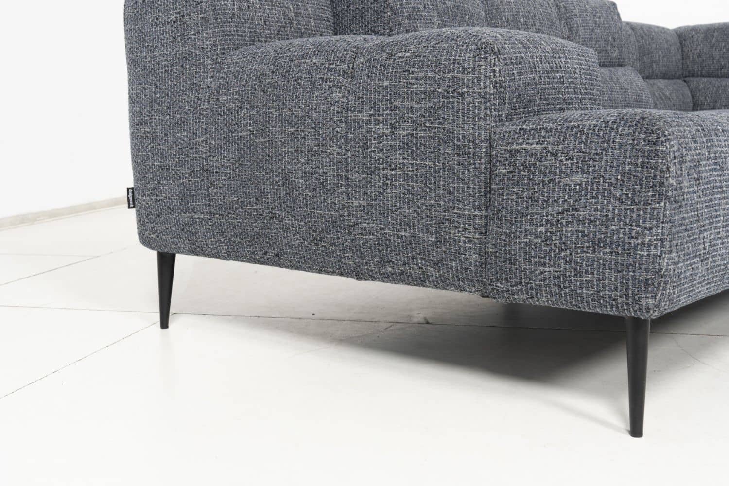 Wohnlandschaft Liam von designwerk – moderne Flachgewebe-Wohnlandschaft mit Sitztiefenverstellung