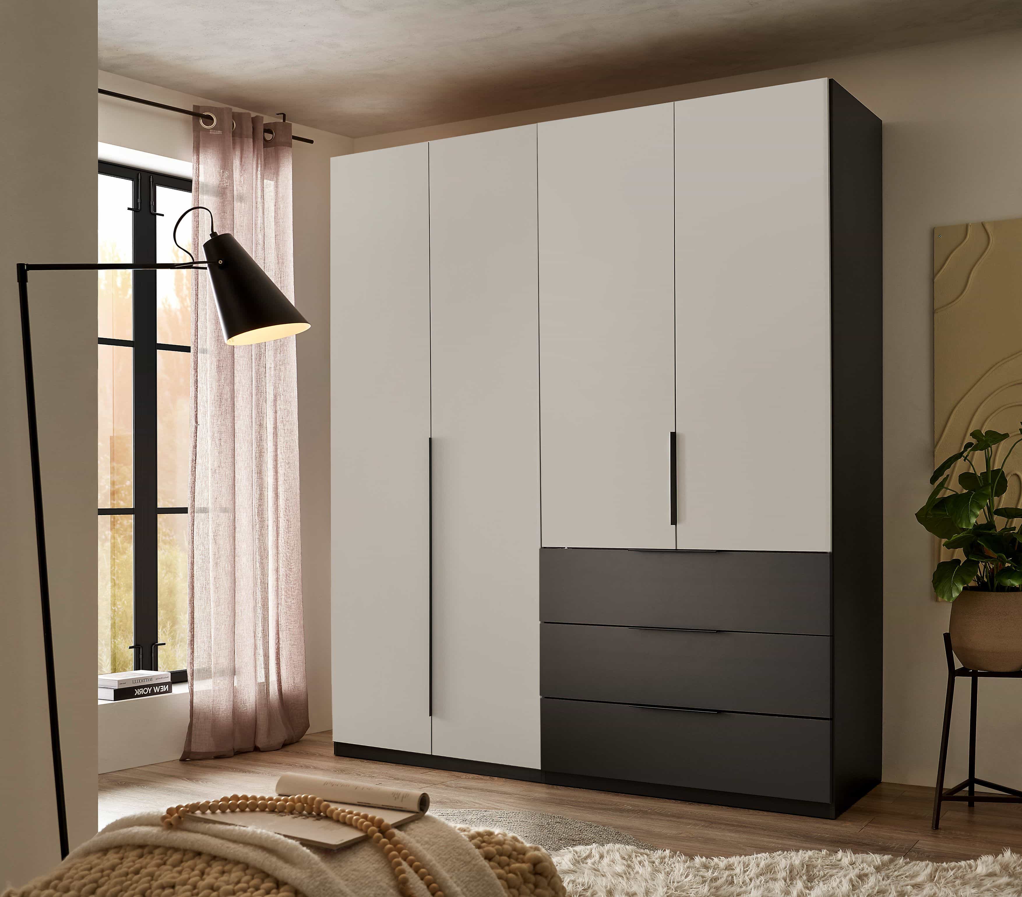 Kombi-Kleiderschrank Nuka von SchlafKONTOR – 4 Türen, 3 Schubladen, moderner Kleiderschrank in graphit & hellgrau Kombi-Kleiderschrank Nuka von SchlafKONTOR – 4 Türen, 3 Schubladen, moderner Kleiderschrank in graphit & hellgrau
