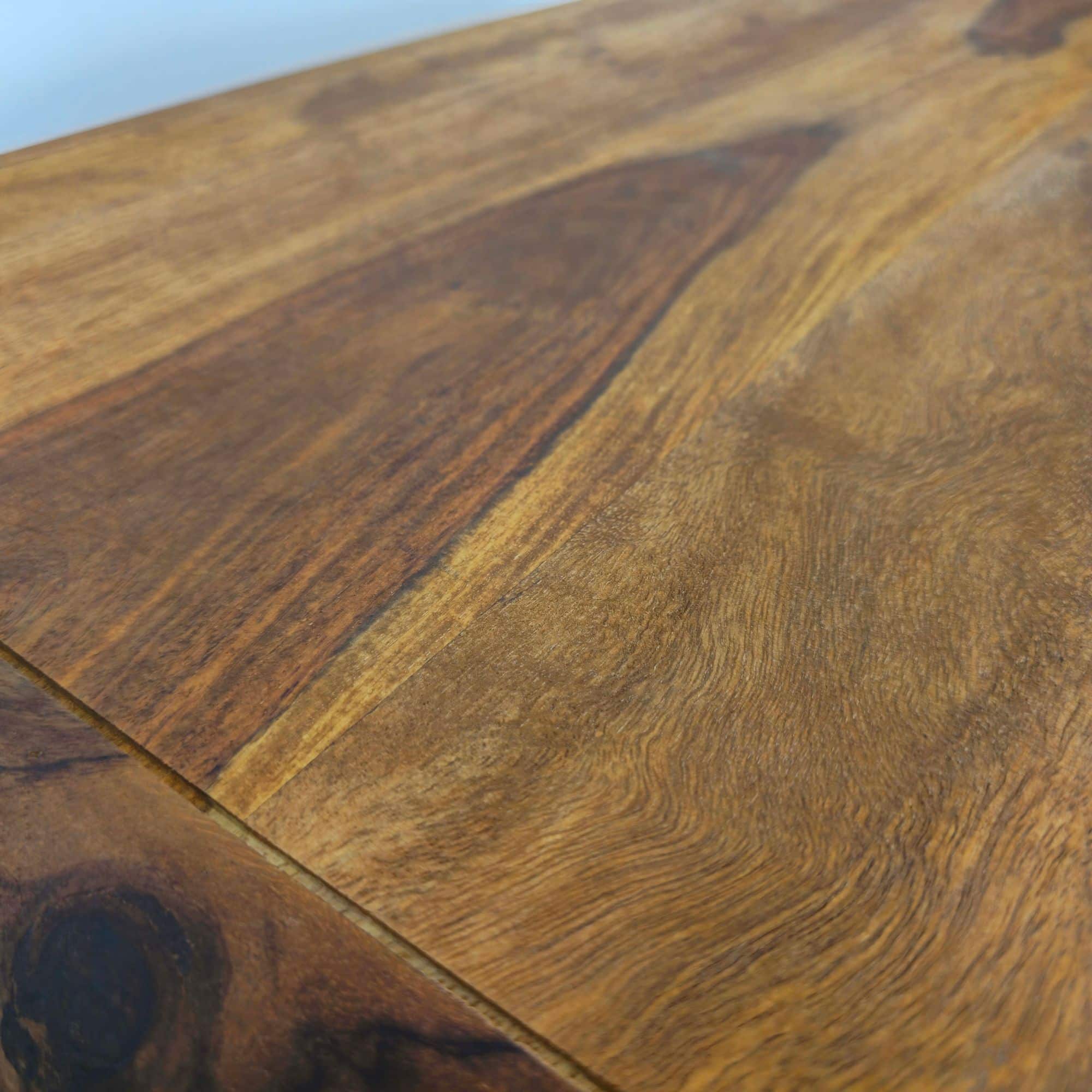 Retro Couchtisch Sheesham Massivholz 100cm · Wohnzimmertisch rechteckig mit Ablagefach · Handgefertigter Sofatisch aus Holz mit Metallbeinen im Industrial Design Retro Couchtisch Sheesham Massivholz 100cm · Wohnzimmertisch rechteckig mit Ablagefach · Handgefertigter Sofatisch aus Holz mit Metallbeinen im Industrial Design