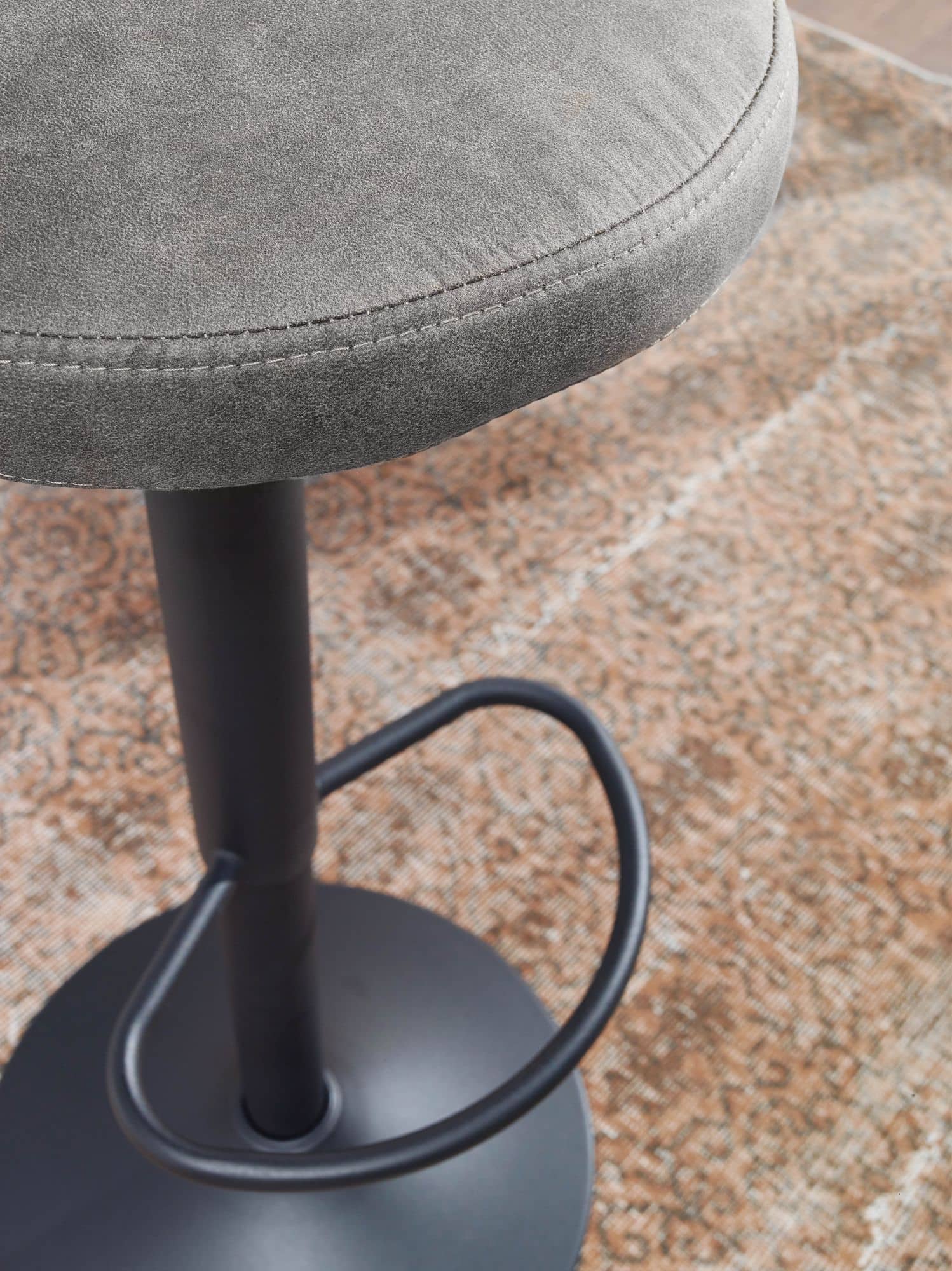 56593-WOHNLING-Barhocker-Grau-Wildlederoptik-Hocker-ohne-Lehne-Kuechenhocker-Stoff-Metall-100kg-Design-Barstuhl-Tresenhocker-drehbar-Bistrohocker-WL6-194-WL6-194_3 Komfortabler Luxus: Der moderne Barhocker von Myhomelando