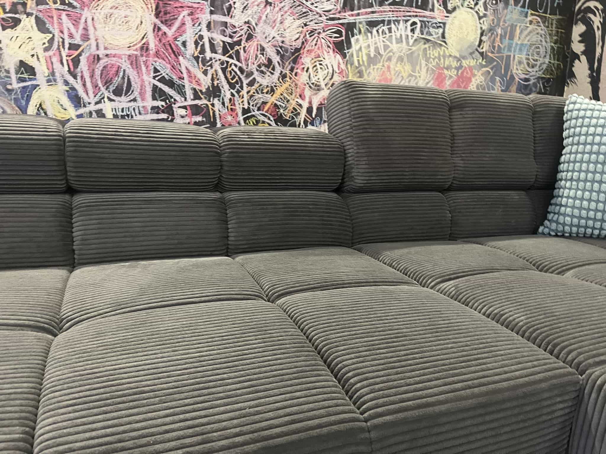 Ecksofa Alvia Grau Breitcord – Myhomelando mit verstellbaren Kopflehnen Ecksofa Alvia Grau Breitcord – Myhomelando mit verstellbaren Kopflehnen