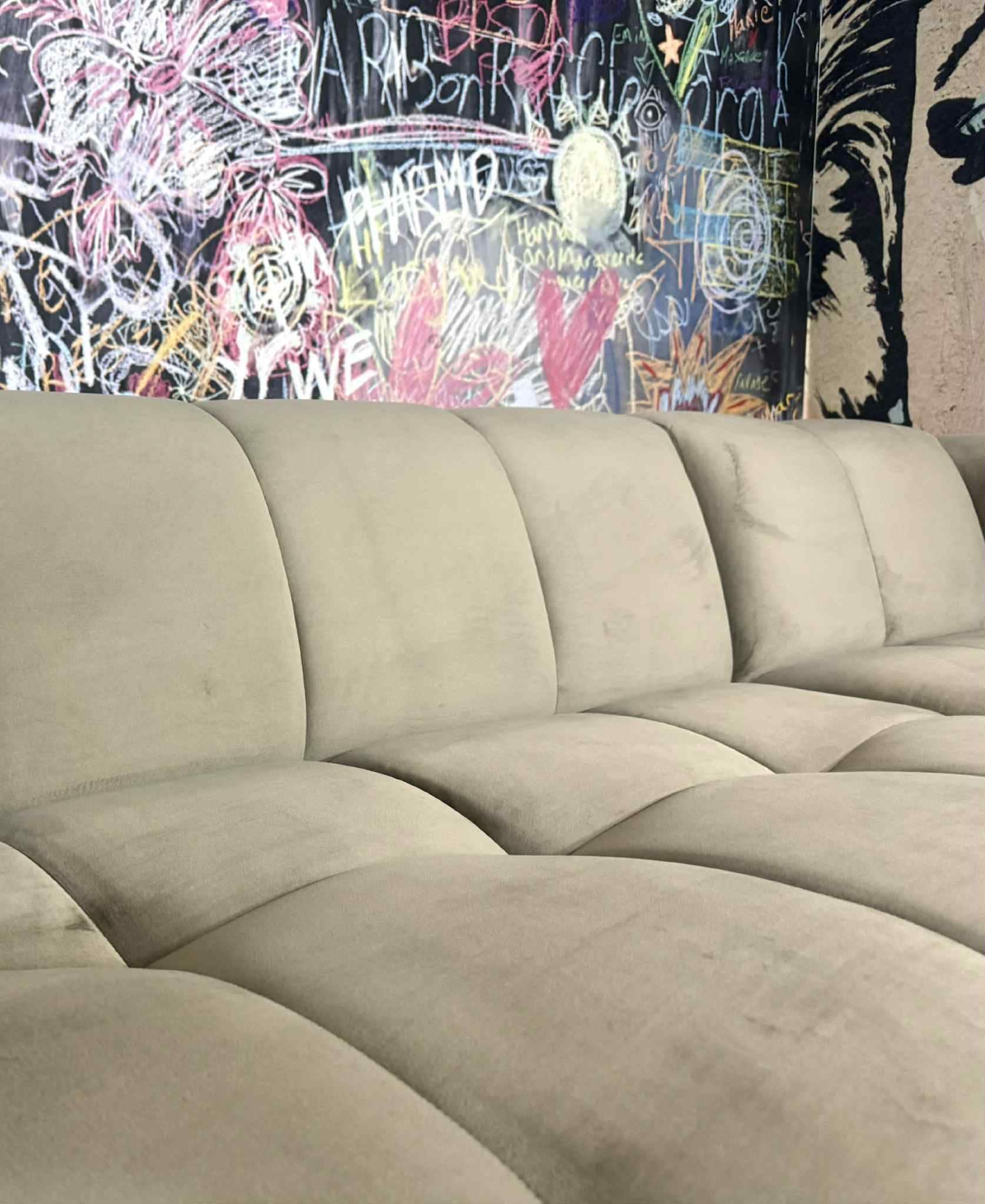 Wohnlandschaft New York Taupe Samtvelours von Myhomelando | Fotomodell