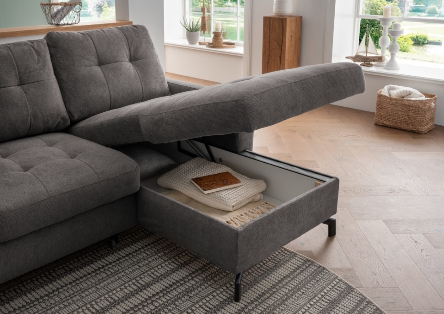 Benformato_Treviso_2F-RECBK_9306_F10-4 Zeitlose Eleganz: Anthrazitfarbenes Benformato Sofa Treviso