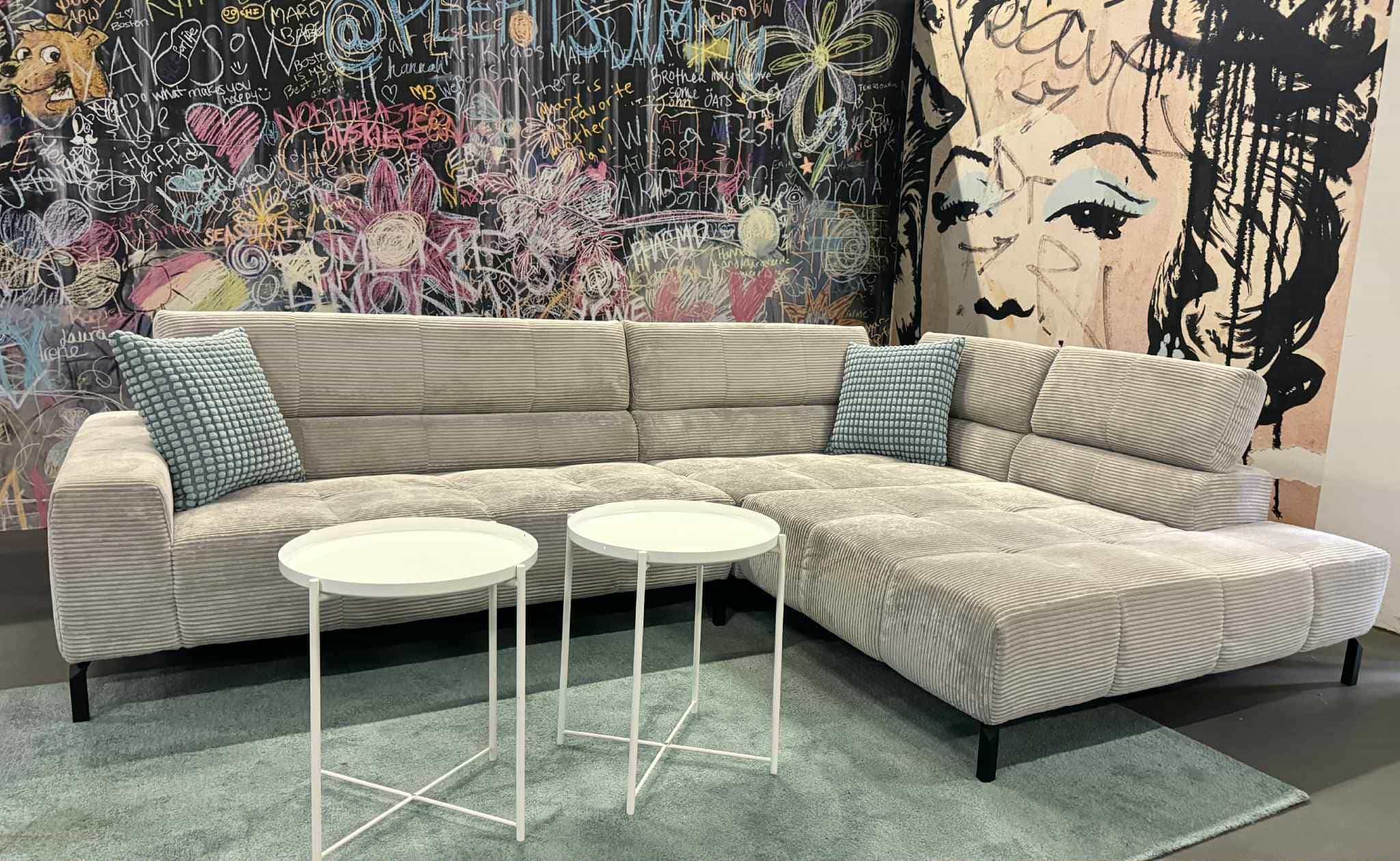 Ecksofa Alvio Sand Breitcord – Komfortsofa mit Kopflehnen Ecksofa Alvio Sand Breitcord – Komfortsofa mit Kopflehnen