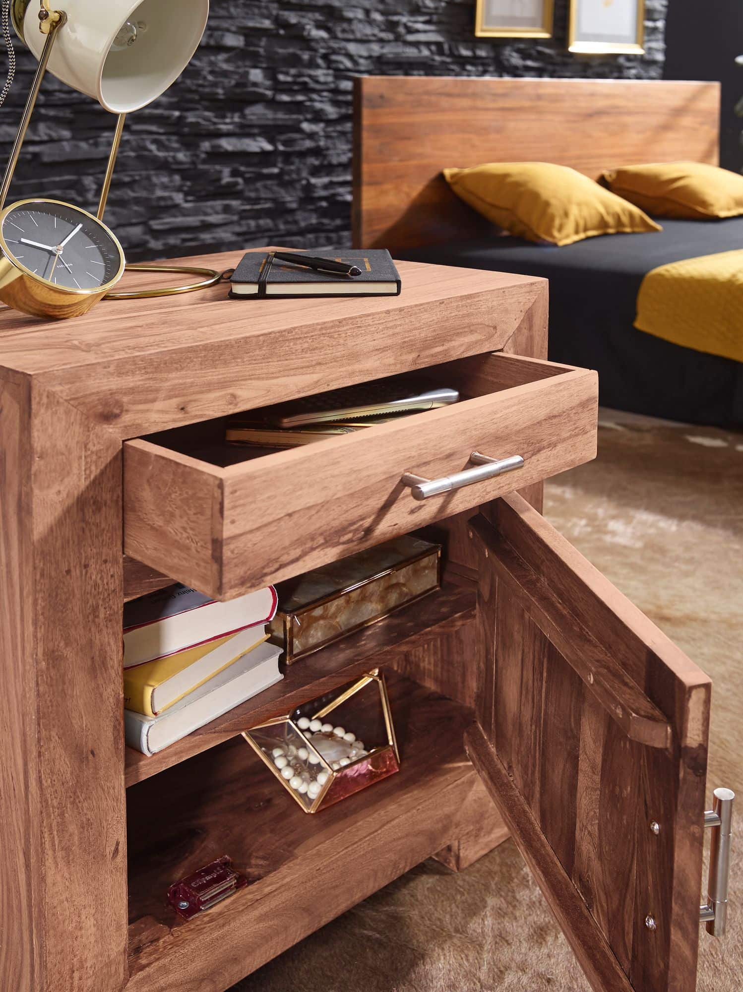 Nachttisch MUMBAI Massivholz Akazie Design Nachtkommode 60 cm mit Schublade und Tür Nachtschrank für Boxspringbett Nachttisch MUMBAI Massivholz Akazie Design Nachtkommode 60 cm mit Schublade und Tür Nachtschrank für Boxspringbett