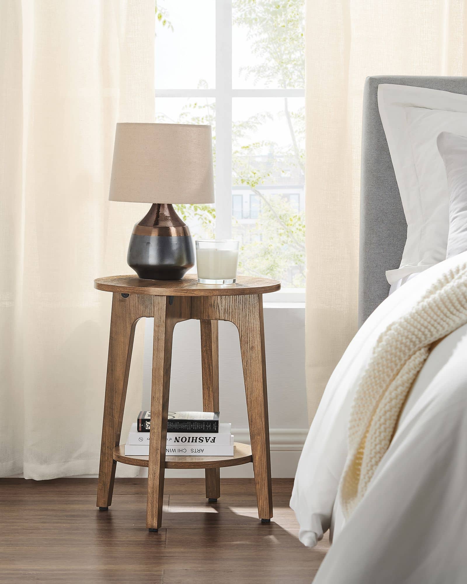 Beistelltisch mit unterer Ablage in modernem Stil Beistelltisch mit unterer Ablage in modernem Stil