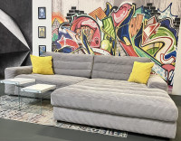 Elegantes Sofa Stripes: Luxuriöser Komfort in Hellgrau